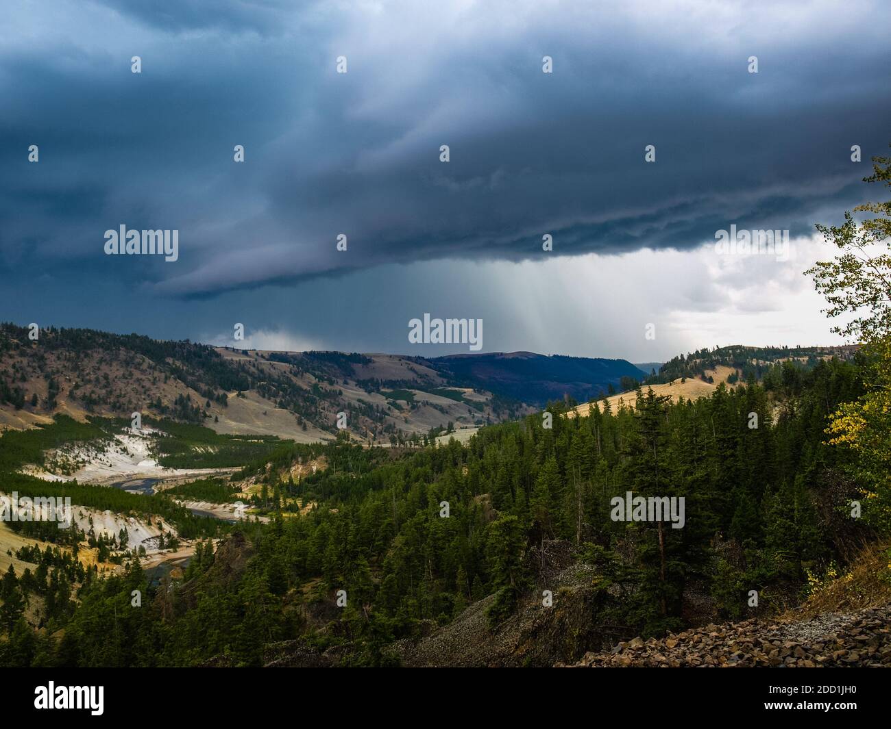 Rollende dunkle Wolken über den Bergen des Yellowstone National Park, MO, USA Stockfoto