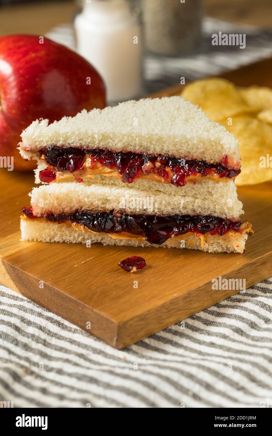 Hausgemachte Krustenlose Erdnussbutter und Jelly Sandwich mit Chips Stockfoto