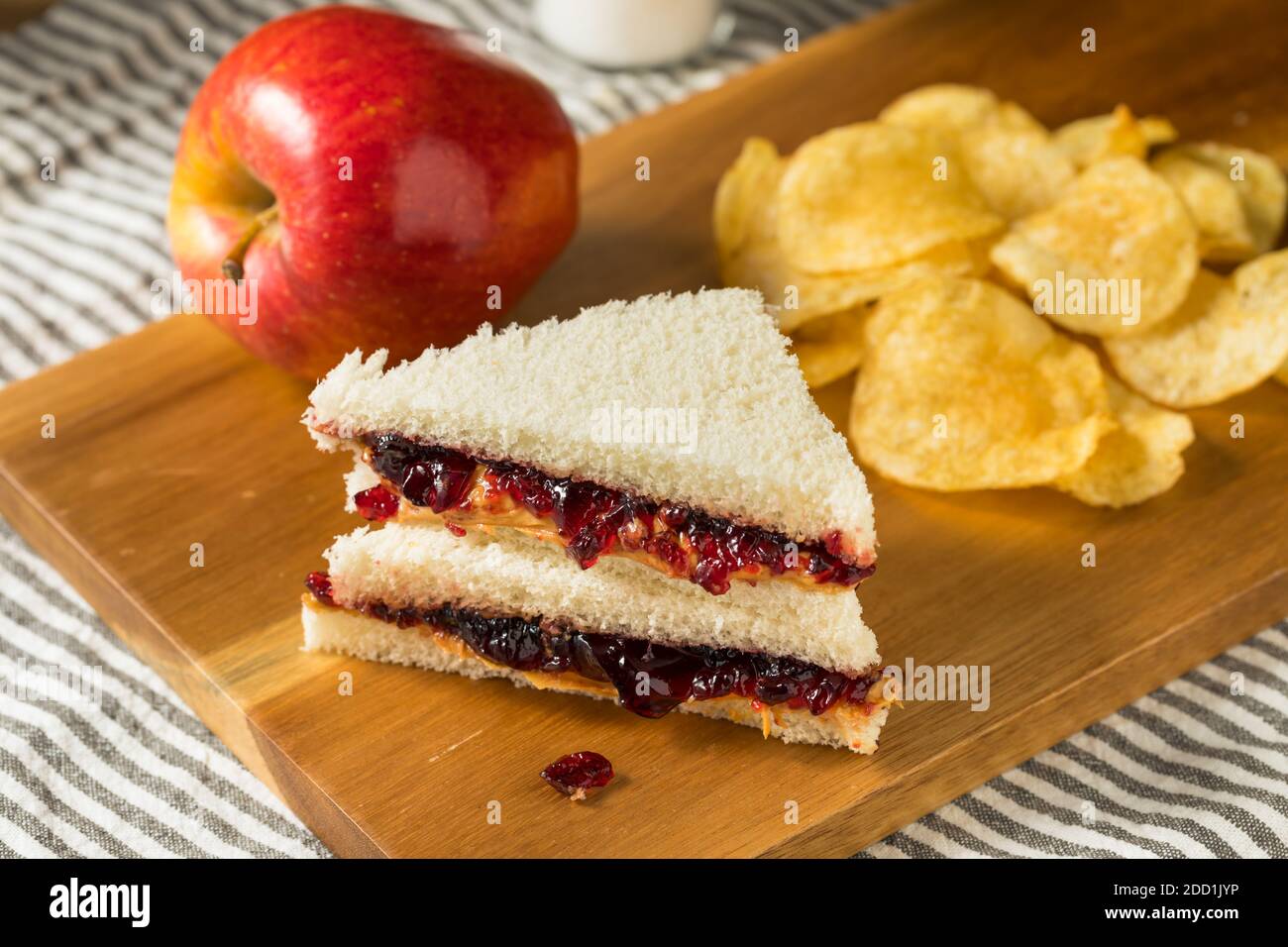 Hausgemachte Krustenlose Erdnussbutter und Jelly Sandwich mit Chips Stockfoto