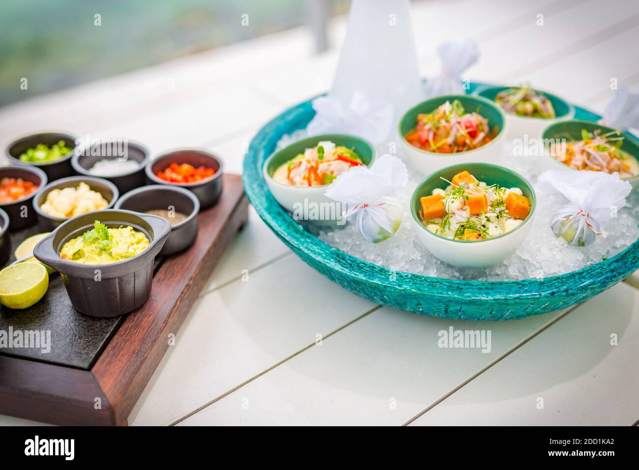 Ceviche Gourmet Meeresfrüchte auf weißem Tisch. Köstliche Ceviche von Garnelen mit Gemüse, Gewürzen und Limette aus nächster Nähe auf einem Teller. Luxuriöses Restaurant im Freien Stockfoto