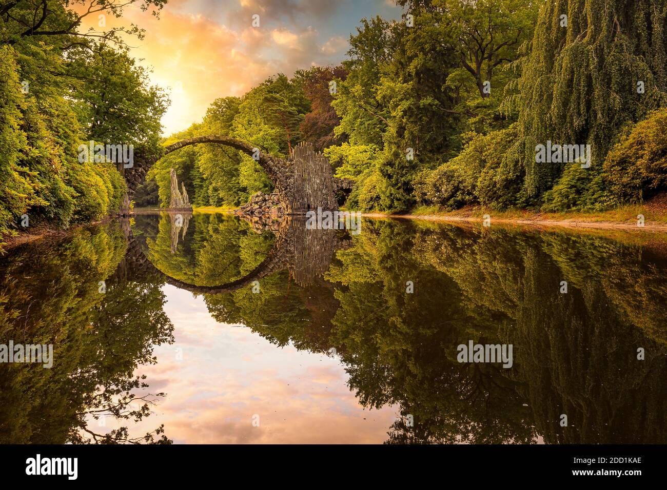 Die berühmten Teufelsbrücke, Lokally bekannt als Rakotzbridge oder Rakotzbrücke Stockfoto