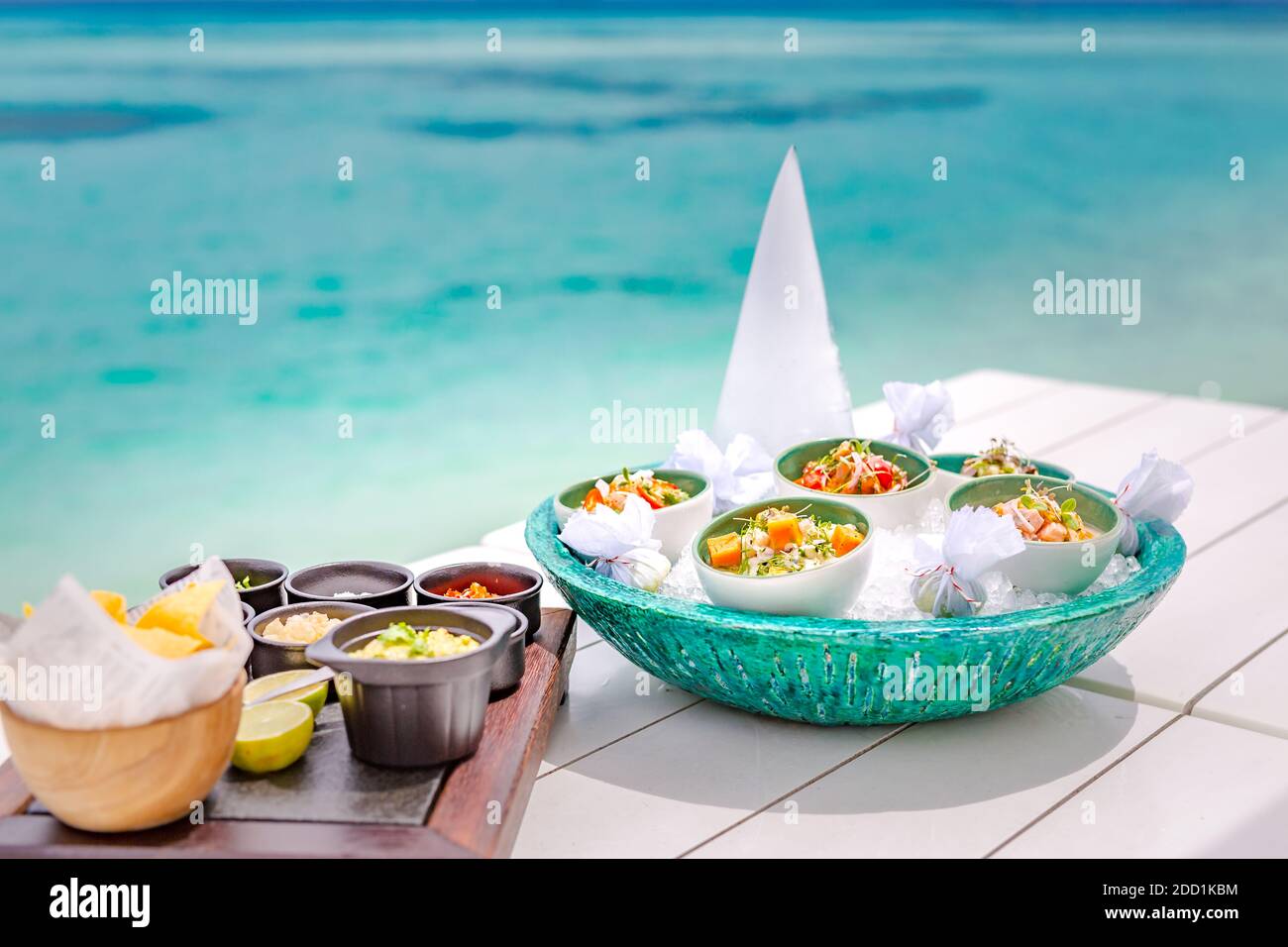 Ceviche Gourmet Meeresfrüchte auf weißem Tisch. Köstliche Ceviche von Garnelen mit Gemüse, Gewürzen und Limette aus nächster Nähe auf einem Teller. Luxuriöses Restaurant im Freien Stockfoto