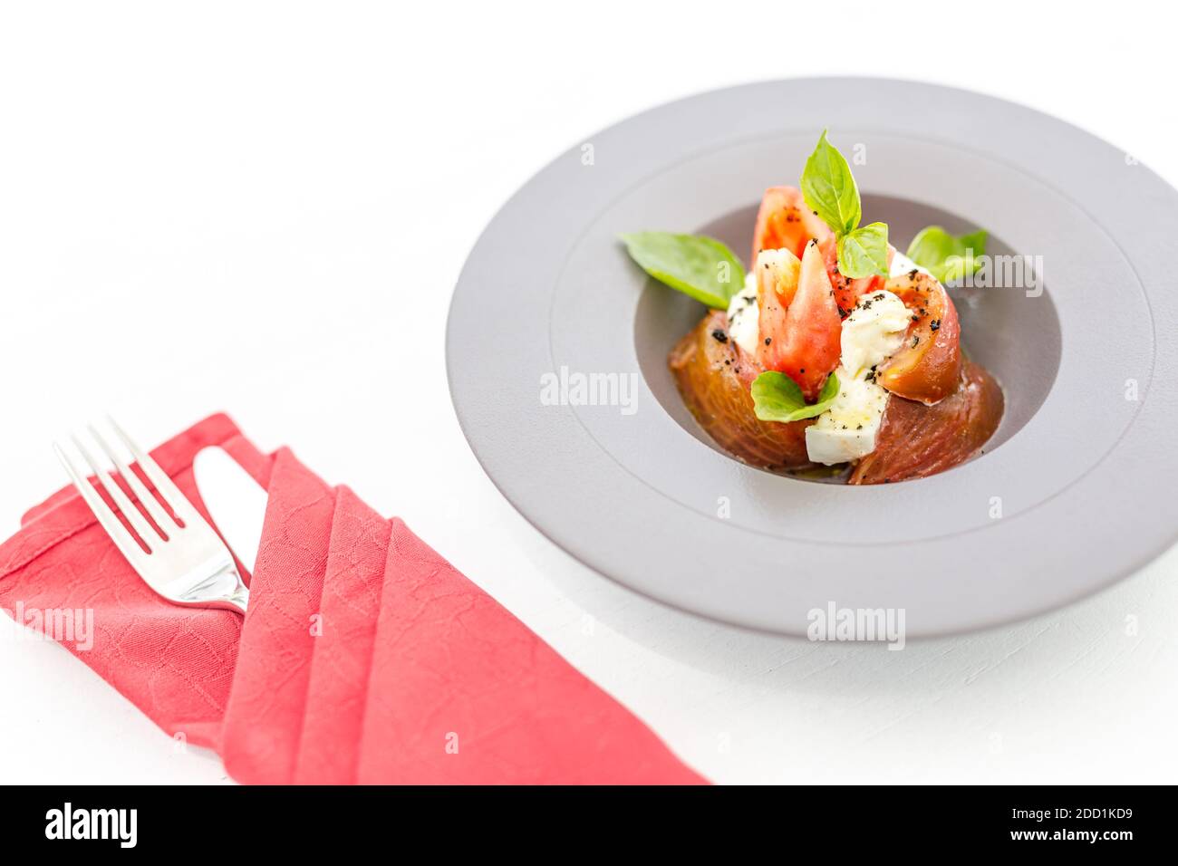 Insalata Caprese. Italienischer Salat aus Tomaten, Zucchini und Büffelmozzarella. Luxus Gourmet-Essen, Frühstück am Morgen, elegante Tischset Stockfoto