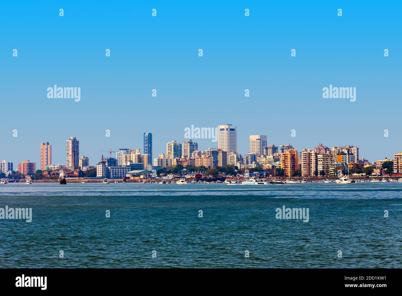Panoramablick auf die Skyline von Mumbai vom Nariman Point am Marine Drive. Mumbai ist eine Finanzhauptstadt Indiens. Stockfoto