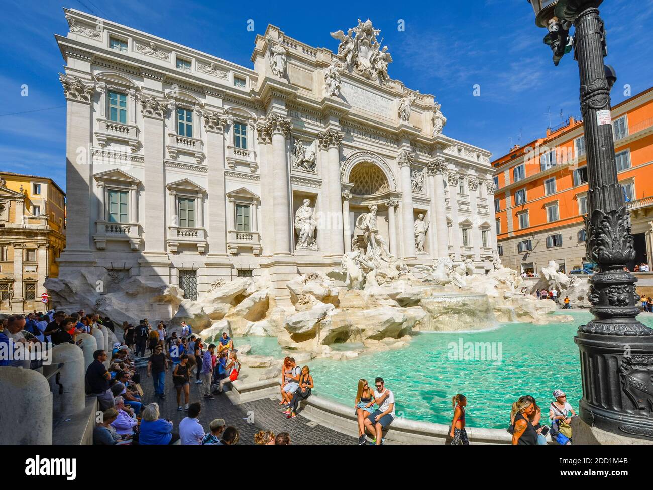 Eine große Touristenmenge genießt einen sonnigen Tag am Renaissance-Trevi-Brunnen von Bernini auf der Piazza di Trevi in Rom, Italien Stockfoto