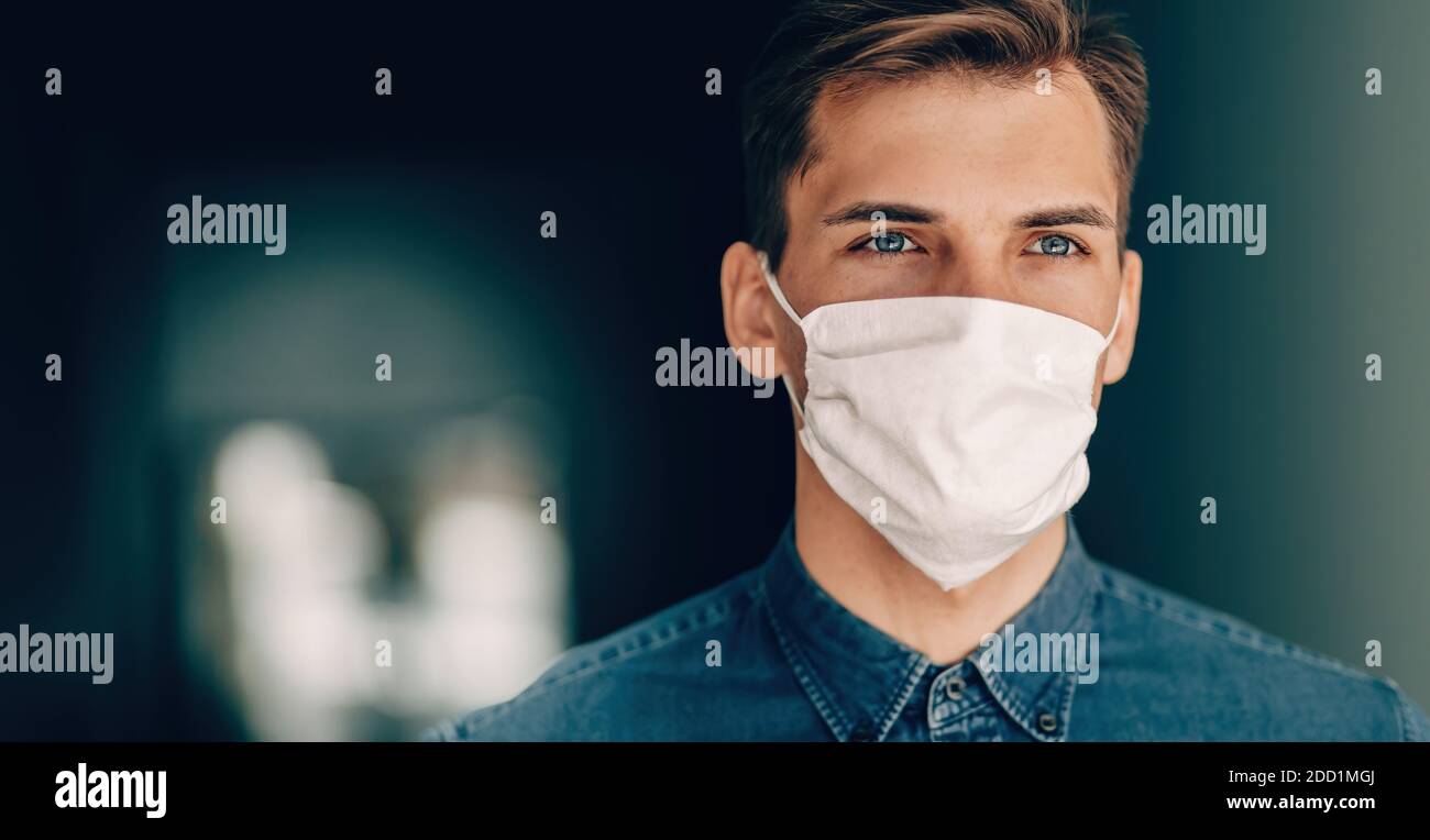 Nahaufnahme. Nachdenklicher Mann in einer Schutzmaske, der nach vorne schaut. Stockfoto