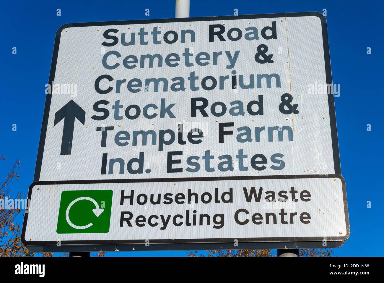 Straßenschild für Sutton Road, Friedhof, Krematorium, Stock Road, Temple Farm Industrial Estate, Hausmüll, Recycling-Center. Dienste des Rates Stockfoto