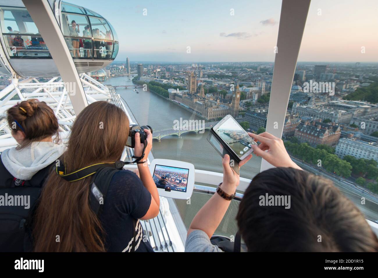 Touristen machen Fotos aus der Luftaufnahme des London Eye. Stockfoto