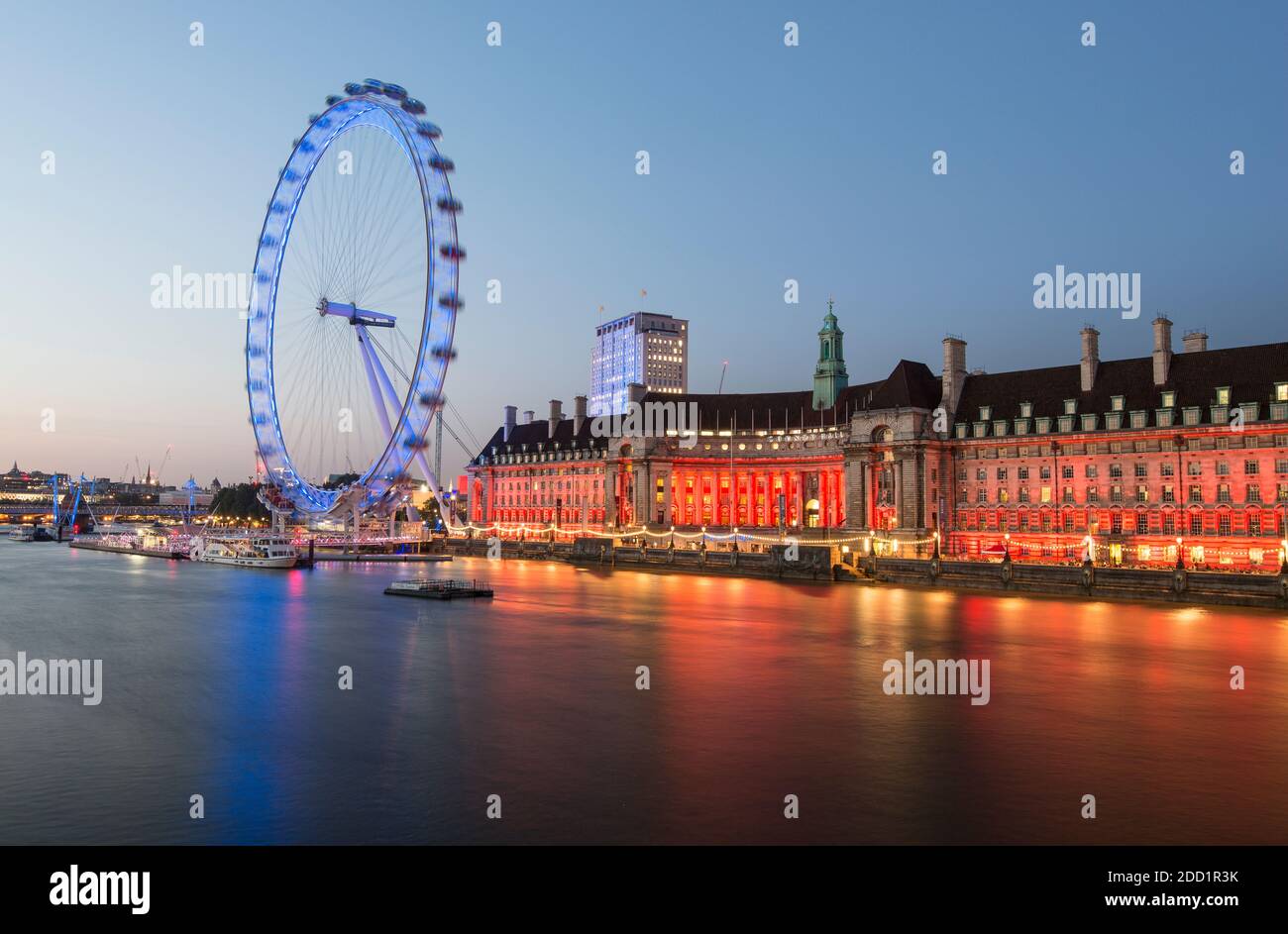 London Eye entlang der Themse bei Sonnenuntergang in London, England. Stockfoto