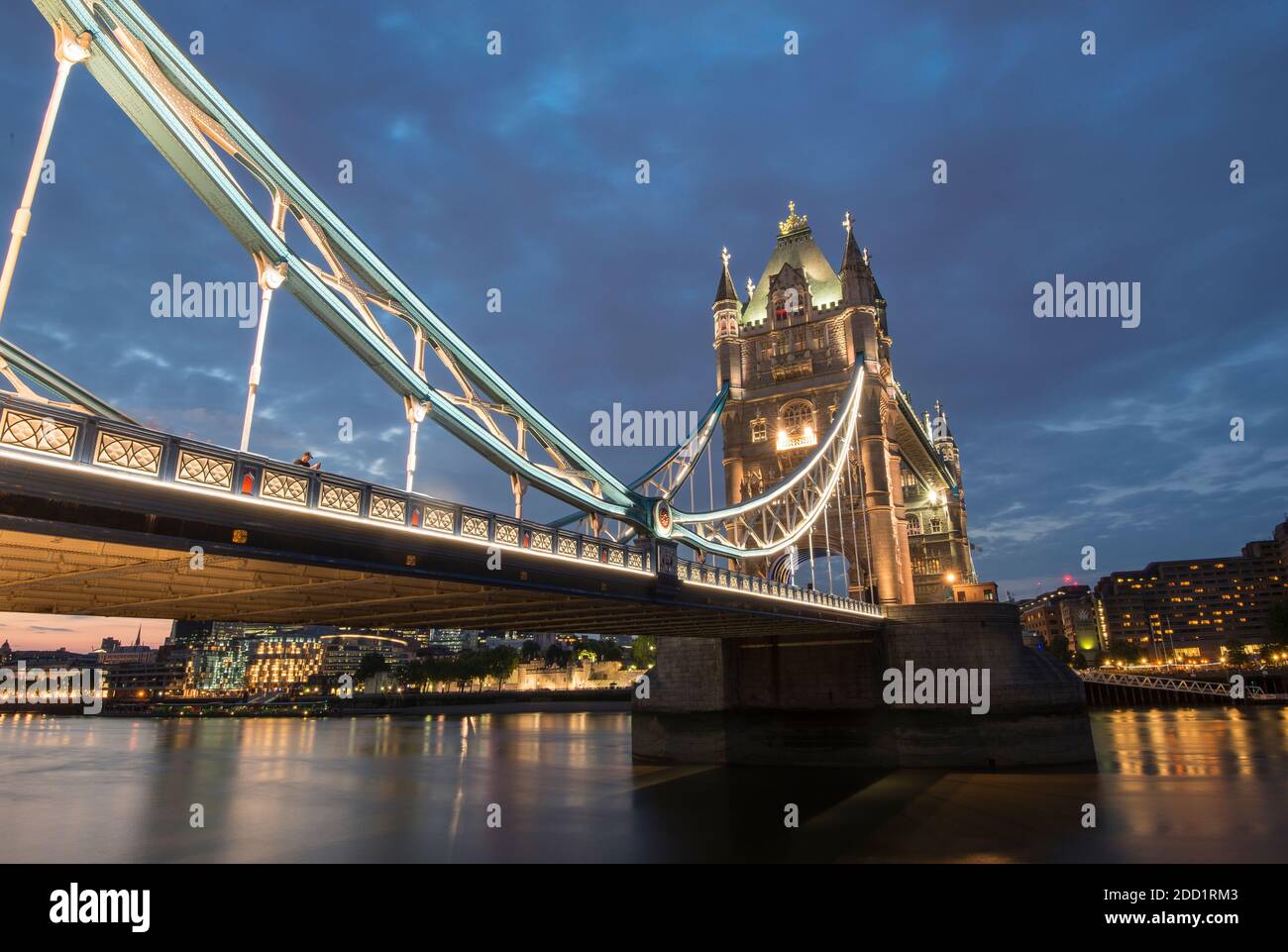 Dämmerung an der Tower Bridge und der Themse in London, England. Stockfoto