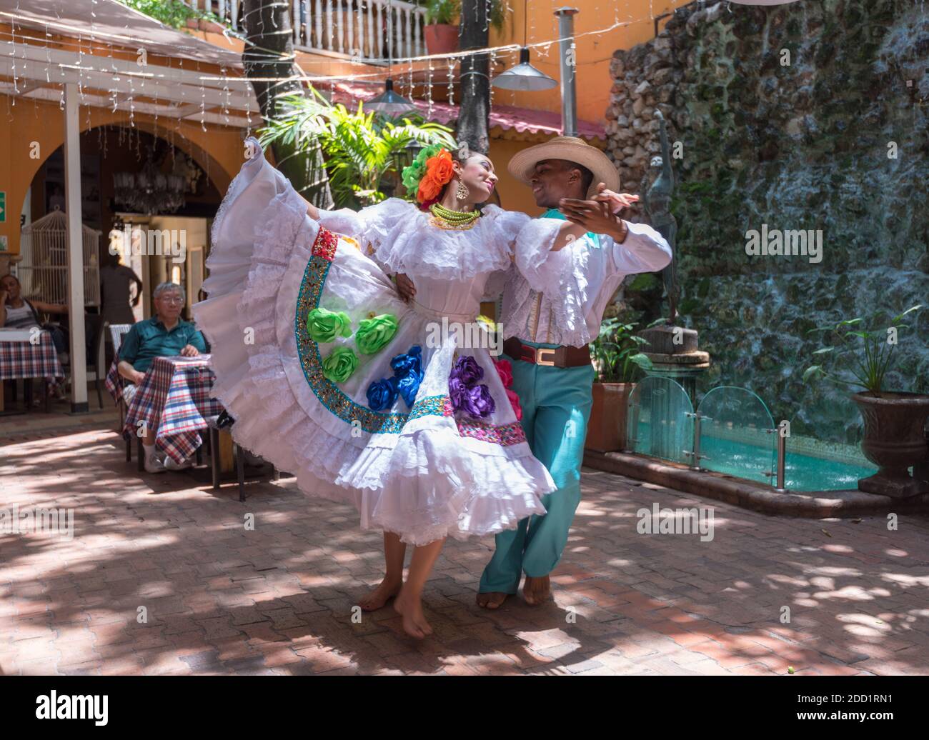Cartagena, Kolumbien - 21. April 2018. Tänzer in traditionellem Gewand führen einen traditionellen Tanz in einem Restaurant auf. Stockfoto