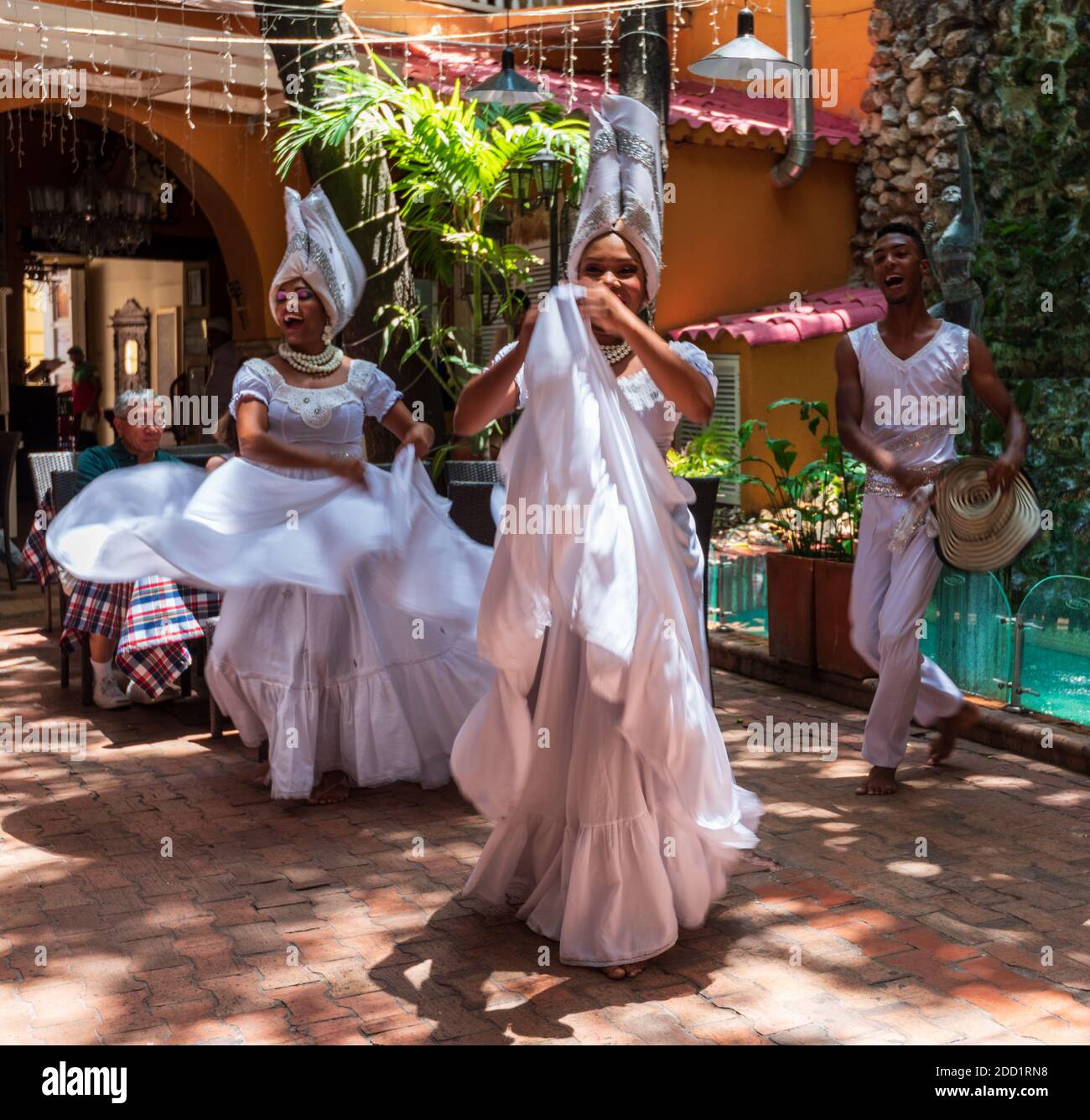 Cartagena, Kolumbien - 21. April 2018. Zwei Frauen und ein Mann führen einen traditionellen Tanz in Caratgena, Kolumbien. Stockfoto
