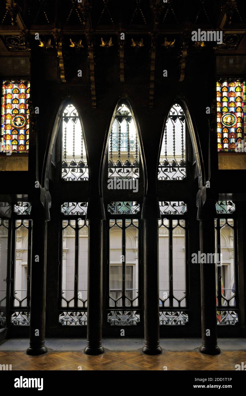 Bögen und Säulen im Palau Güell in Barcelona, Katalonien, Spanien Stockfoto