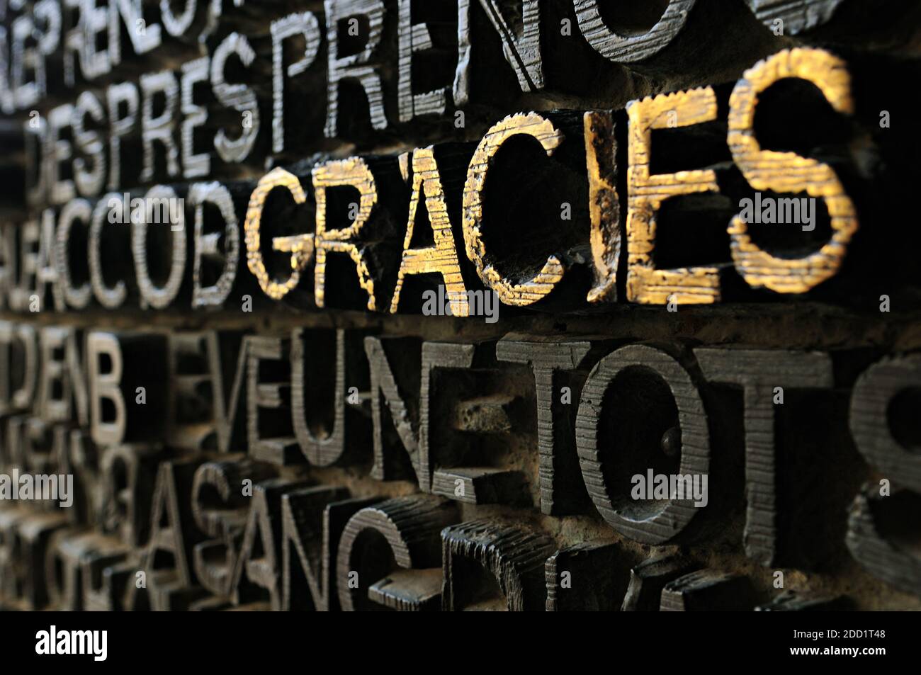 Word Gracies an der Haupttür der Passionsfassade, Sagrada Família, Barcelona, Katalonien, Spanien Stockfoto