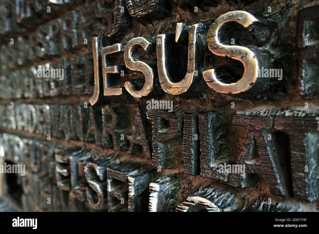 Wort Jesus an der Haupttür der Passionsfassade, Sagrada Família, Barcelona, Katalonien, Spanien Stockfoto