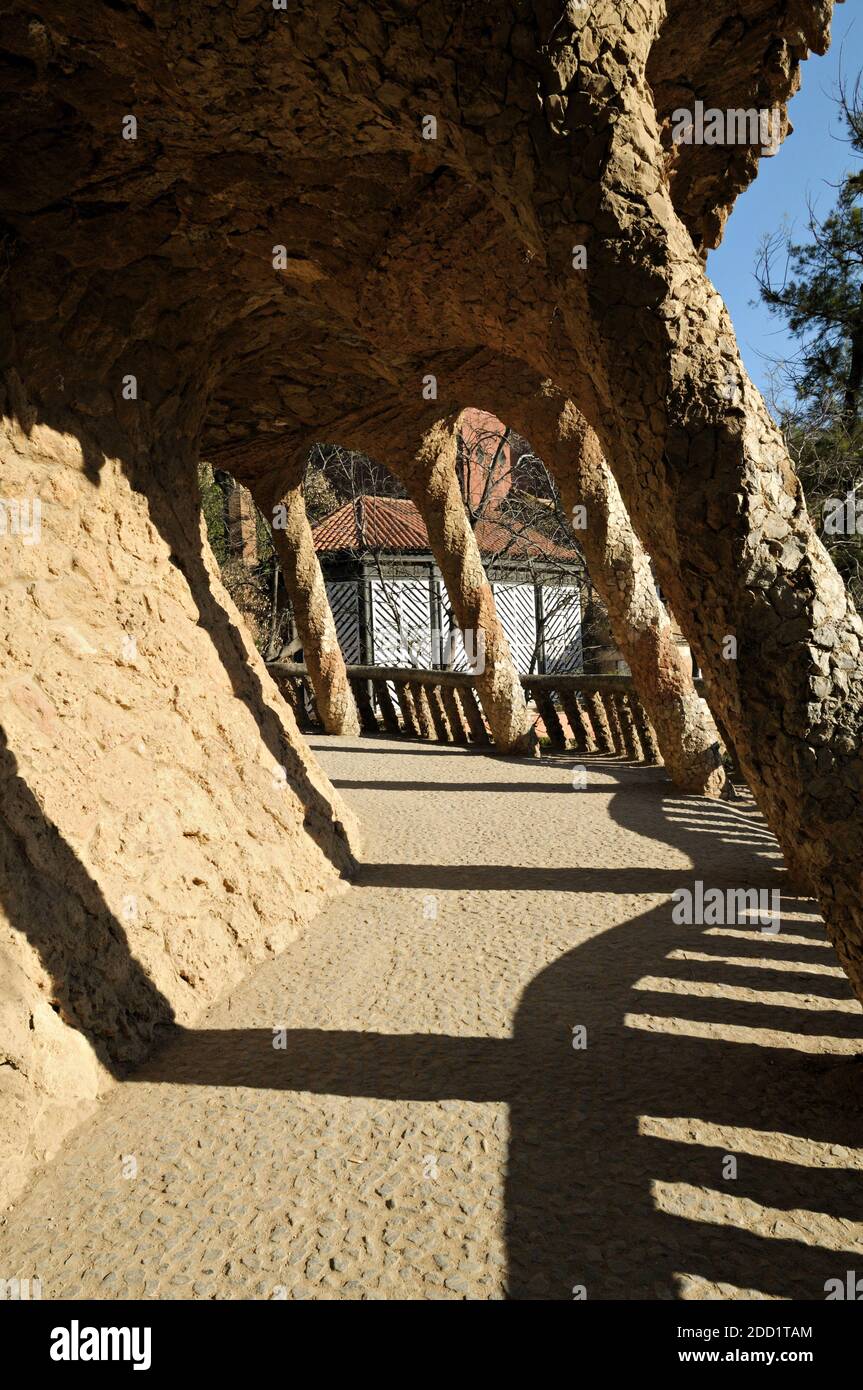 Viadukt und Säulen im Park Güell, Barcelona, Katalonien, Spanien Stockfoto