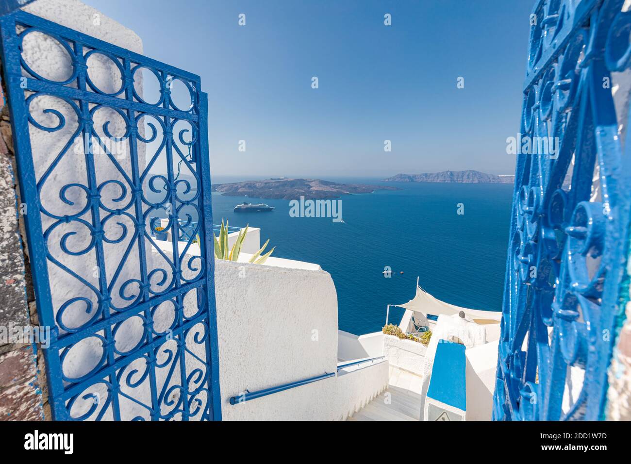 Wunderschöne weiße Caldera Ansicht von Santorini in Griechenland. Sommerferien Hintergrund. Luxus Reise Tourismus Konzept. Tolles Sommerziel, entspannen Stockfoto