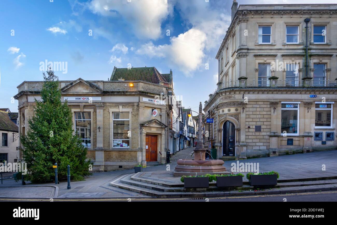 Billiges Street Frome & Market Cross mit beleuchtetem Weihnachtsbaum in Market Place, Frome, Somerset, UK aufgenommen am 22. November 2020 Stockfoto