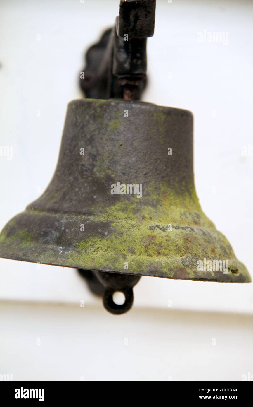 Nahaufnahme einer Metallglocke, die am Eingang in verwendet wird Ein Haus Stockfoto