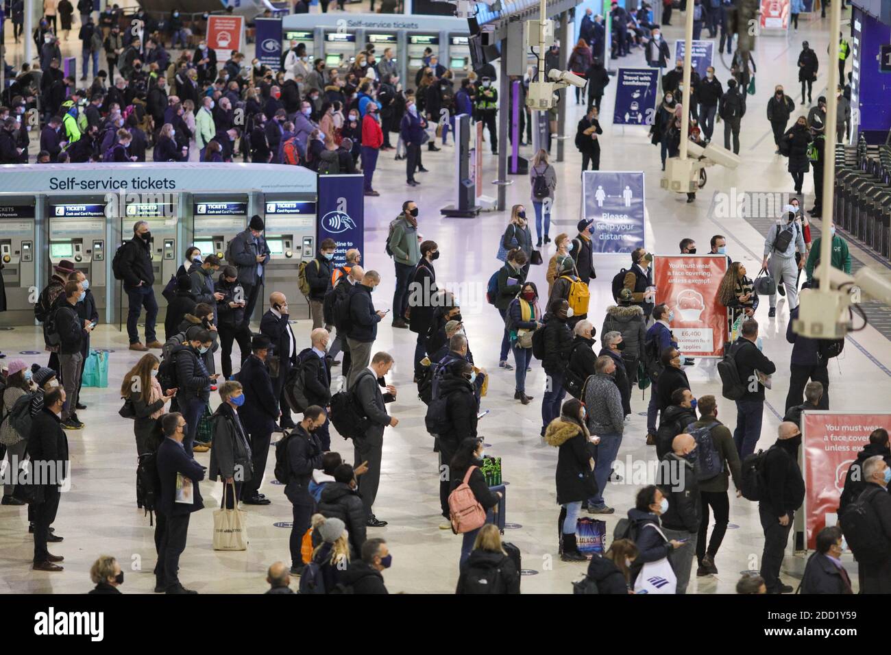 London, Großbritannien. November 2020. Am 23. November 2020 warten die Leute in der abendlichen Hauptverkehrszeit in London, Großbritannien, an der Waterloo Station. Weitere 15,450 Menschen in Großbritannien haben COVID-19 positiv getestet, was die Gesamtzahl der Coronavirus-Fälle im Land auf 1,527,495 bringt, laut offiziellen Zahlen, die am Montag veröffentlicht wurden. Der britische Premierminister Boris Johnson kündigte am Montag ein "härteres" abgestuftes System von Coronavirus-Beschränkungen an, um Englands gegenwärtige Sperre zu ersetzen, wenn sie am 2. Dezember endet. Quelle: Tim Ireland/Xinhua/Alamy Live News Stockfoto