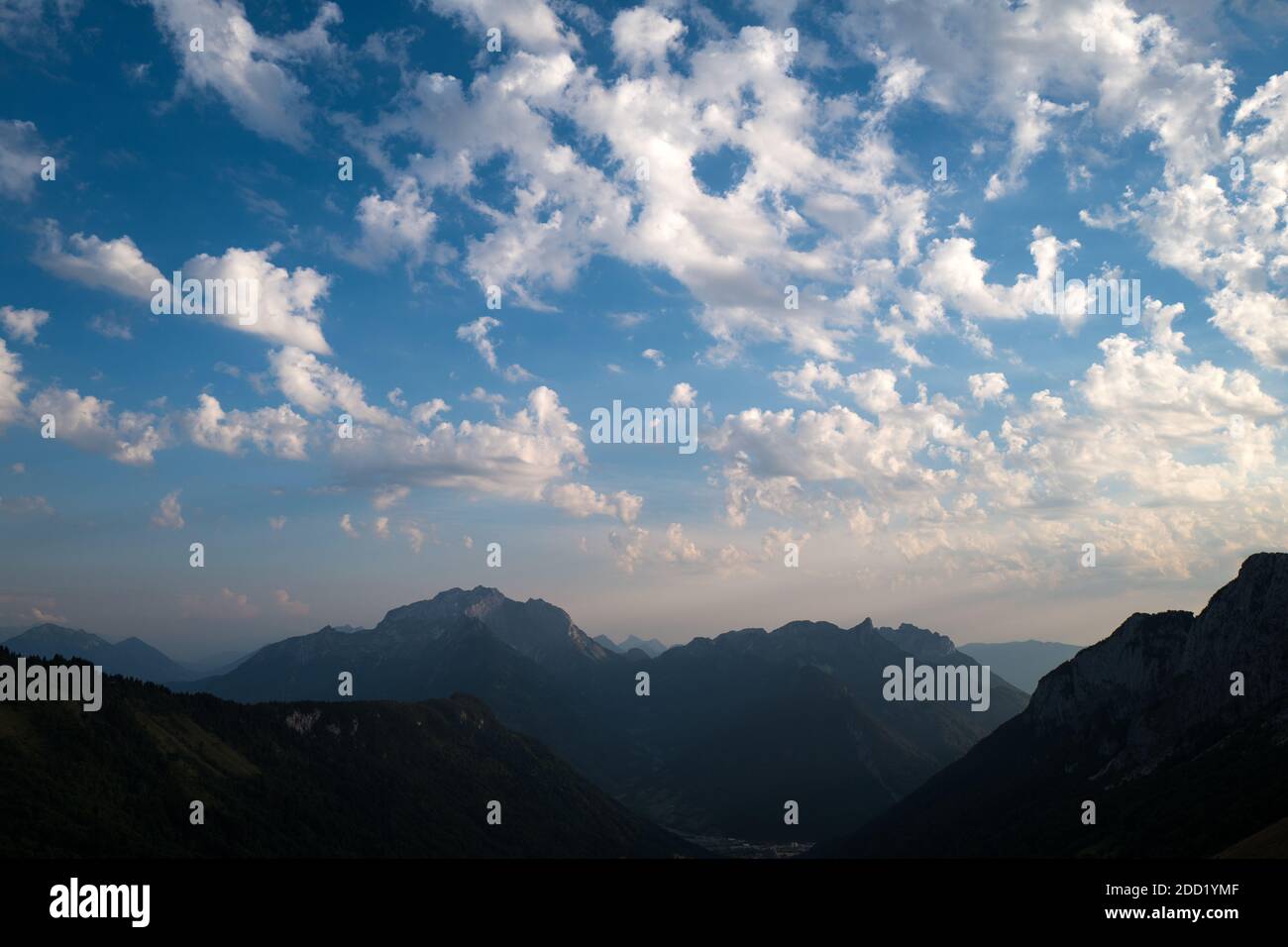 La Tournette von den Bergen im Osten aus gesehen Des Sees von Annecy Stockfoto