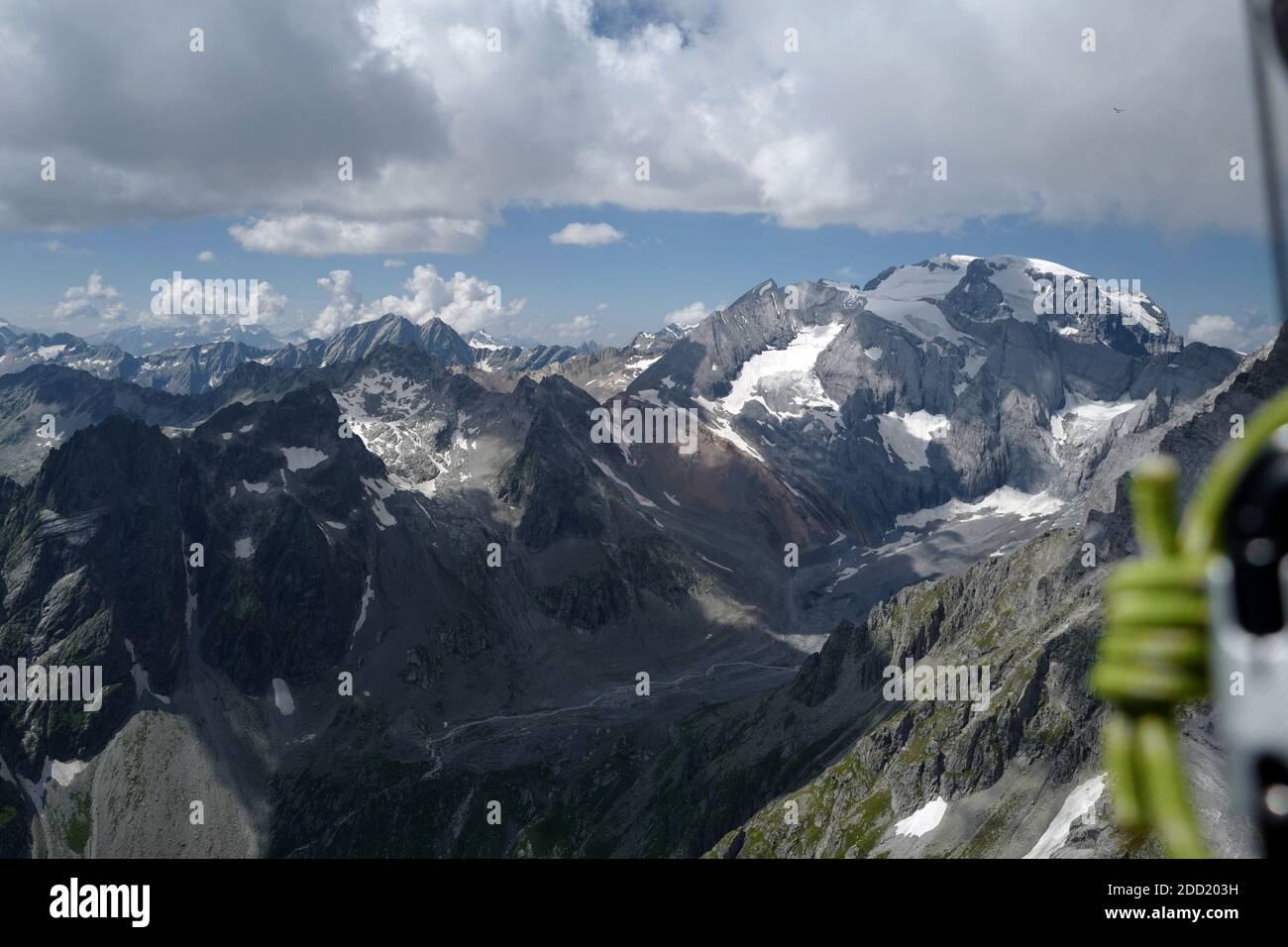 Aus der Vogelperspektive auf die Berge der Glarner Alpen, Schweiz. Foto beim Gleitschirmfliegen. Stockfoto