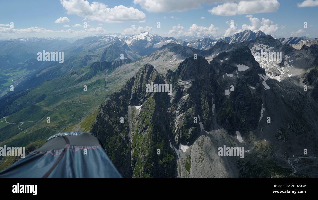 Aus der Vogelperspektive auf die Berge der Glarner Alpen, Schweiz. Foto beim Gleitschirmfliegen. Stockfoto