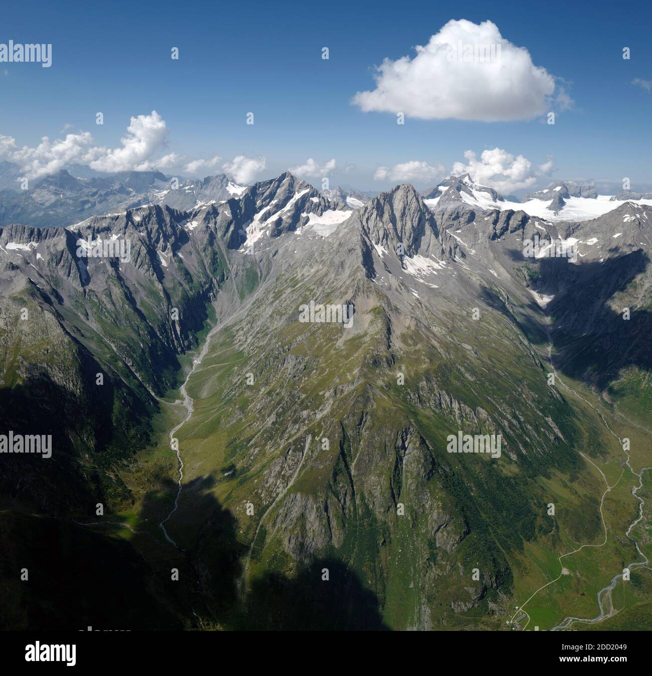 Luftaufnahme der Berge in den Glarner Alpen, Schweiz. Foto beim Gleitschirmfliegen. Stockfoto