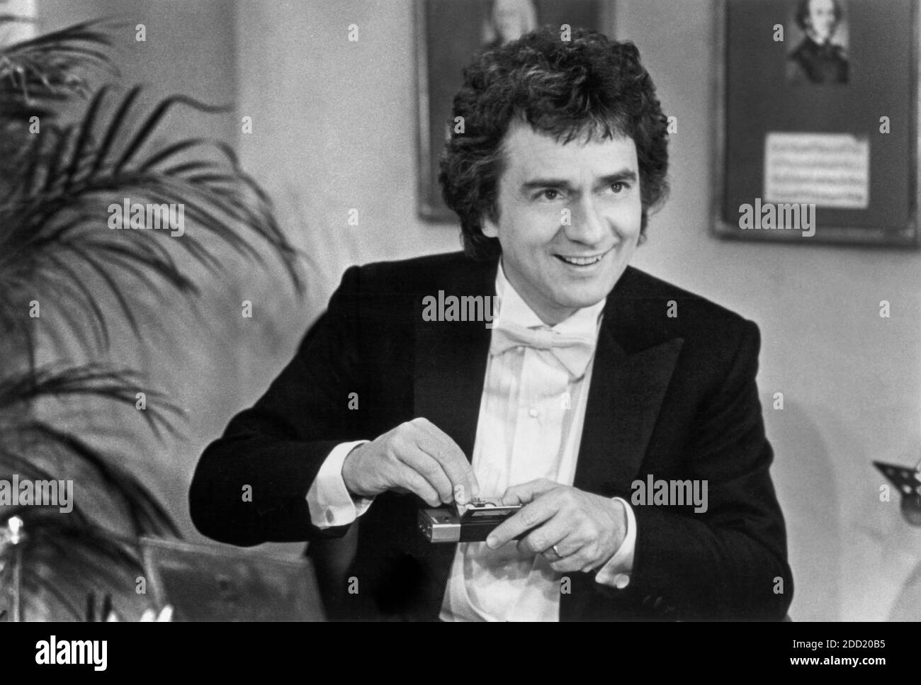 Dudley Moore, Halblanges Werbeporträt für den Film, 'Untreuly Yours', 20th Century-Fox, 1984 Stockfoto