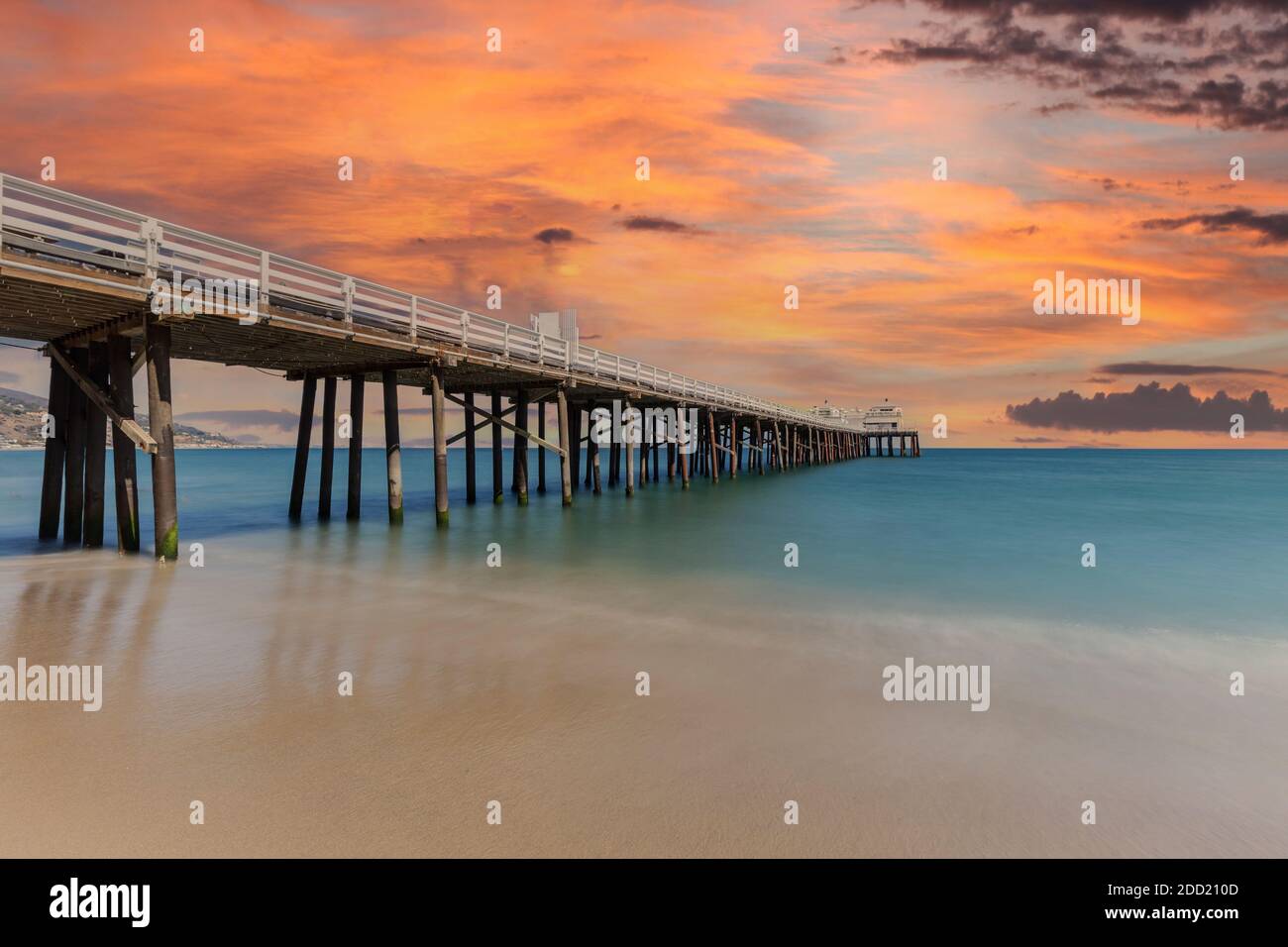 Malibu Pier Strand mit Sonnenuntergang Himmel in der Nähe von Los Angeles in Kalifornien. Stockfoto