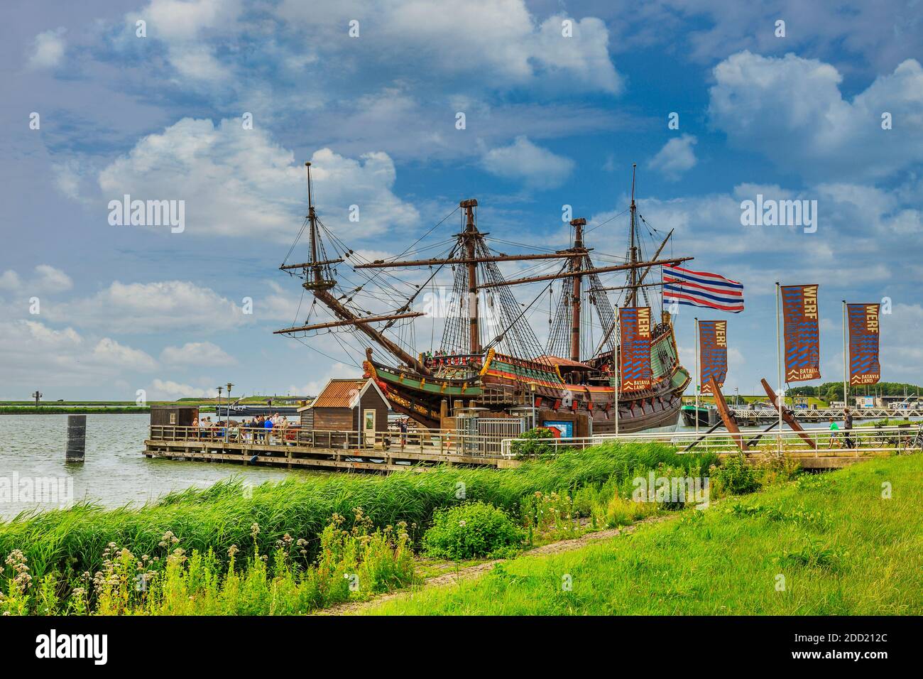 Batavia, Bataviahaven, Lelystad, Flevoland, Niederlande, 16. Juni 2018: Nachbildung eines holländischen Segelschiffs aus dem 17. Jahrhundert Stockfoto