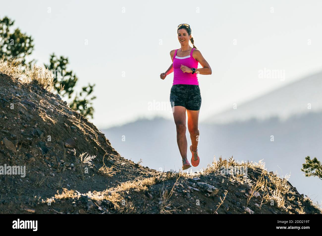 Attraktive fit Frau mittleren Alters läuft auf Bergwegen; Salida; Colorado; USA Stockfoto