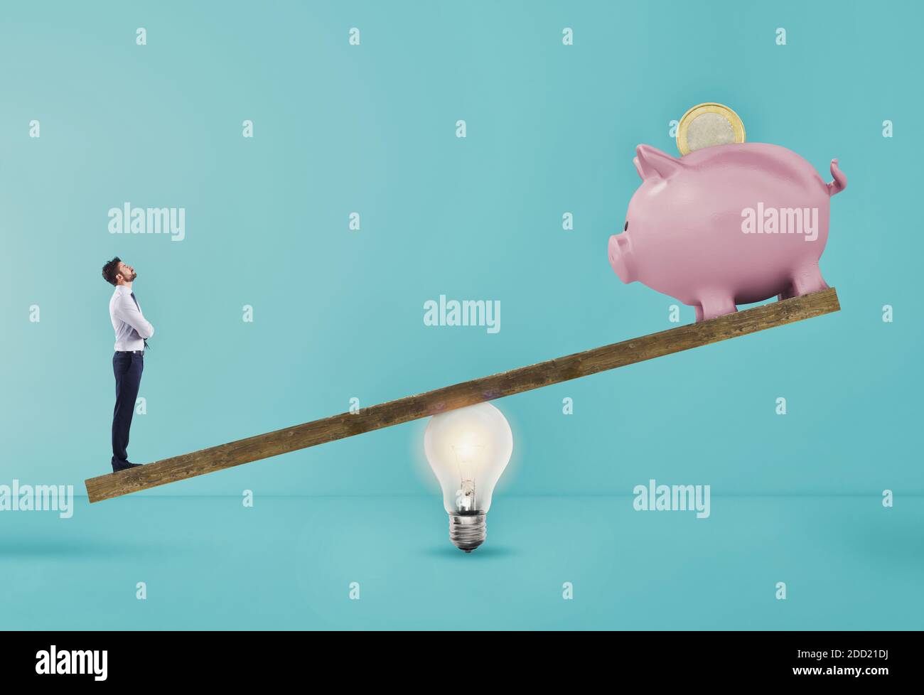 Geschäftsmann nutzt Glühbirne Ad-Hebel, um Sparschwein zu heben. Konzept des einfachen Einkommens mit einer guten Idee. Cyanfarbener Hintergrund Stockfoto