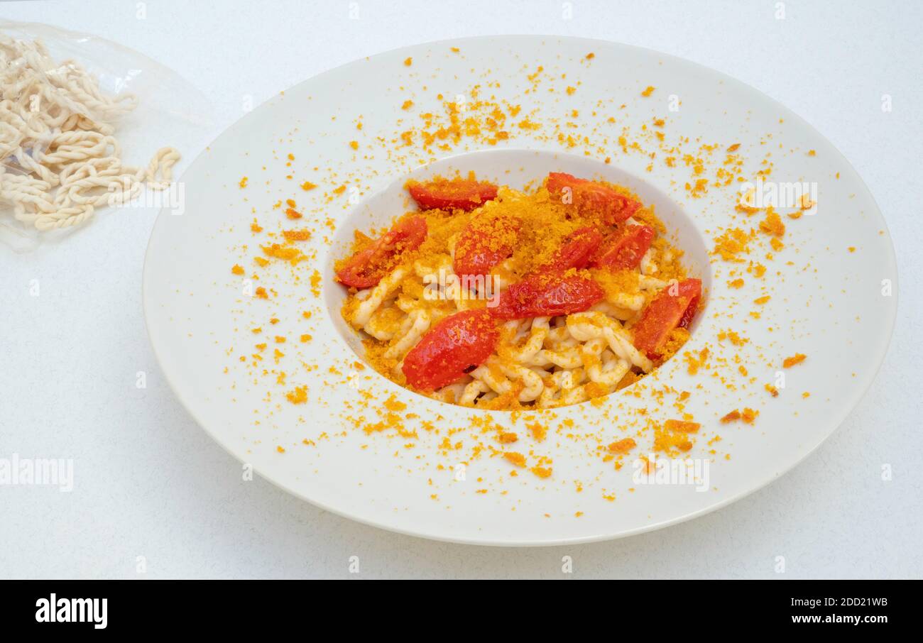 Frische Lorighittas Grieß Pasta mit geriebenen Bottarga und Kirschtomaten Stockfoto