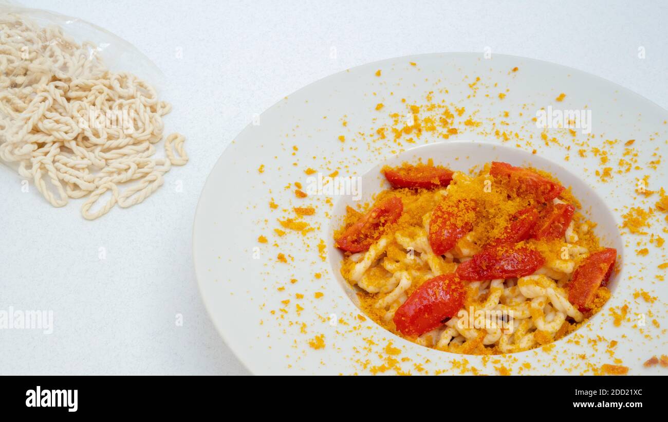 Frische Lorighittas Grieß Pasta mit geriebenen Bottarga und Kirschtomaten Stockfoto