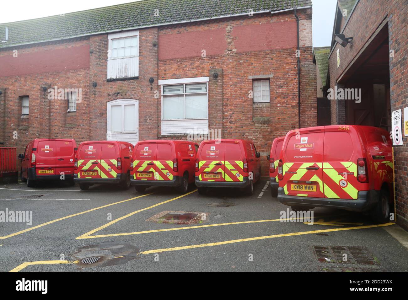 ROYAL MAIL VANS IM ROGGENLIEFERBÜRO Stockfoto