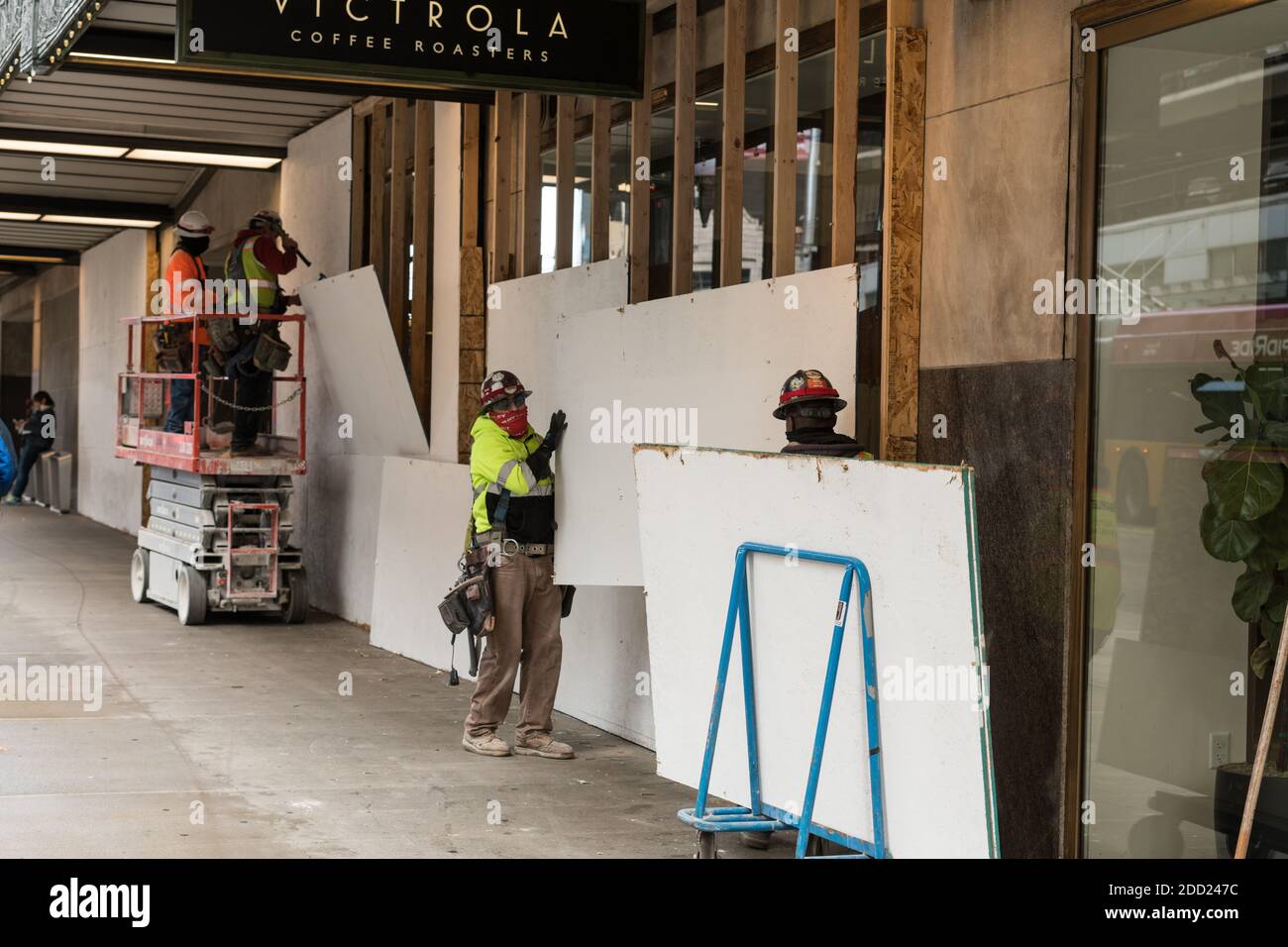 Seattle, USA. November 2020. Mittagspersonal, die Bretter abholten, die die  Fenster im Victrola Coffee im Amazon-Gebäude bedeckten Stockfotografie -  Alamy