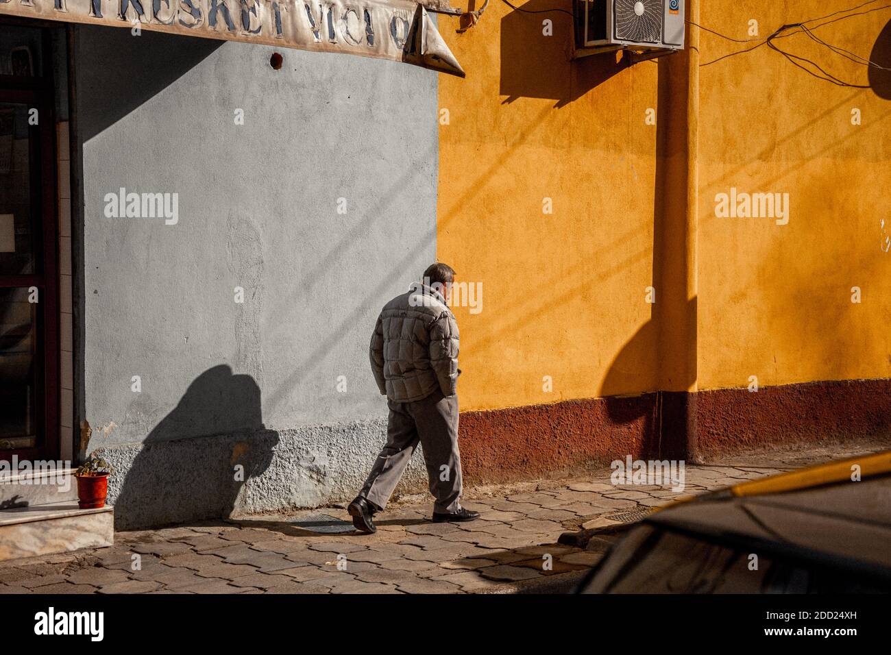 Ein Mann, der in einer der Hauptstraßen läuft Tirana Stockfoto