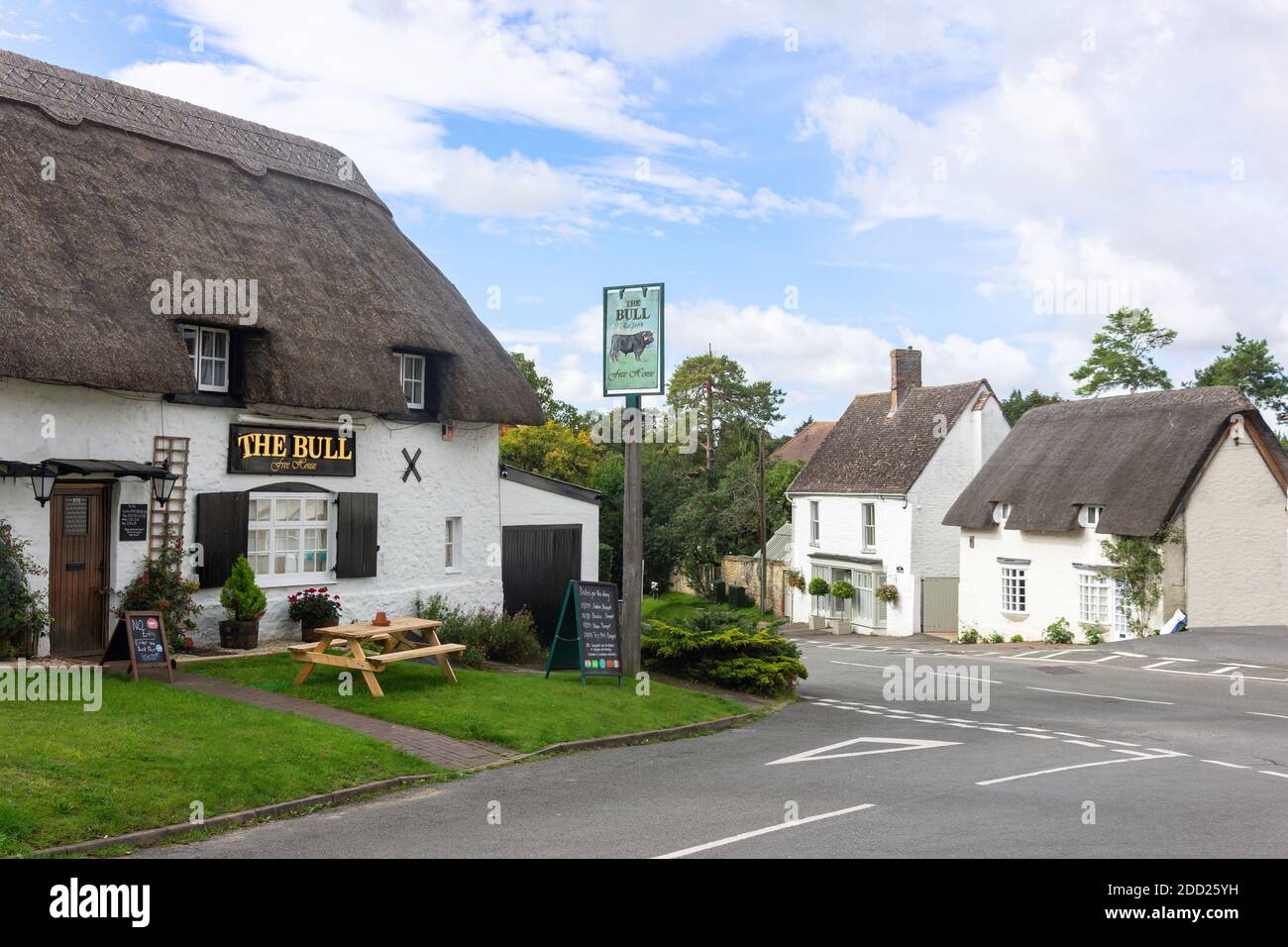 The Bull Pub, The Green, Great Milton, Oxfordshire, England, Großbritannien Stockfoto