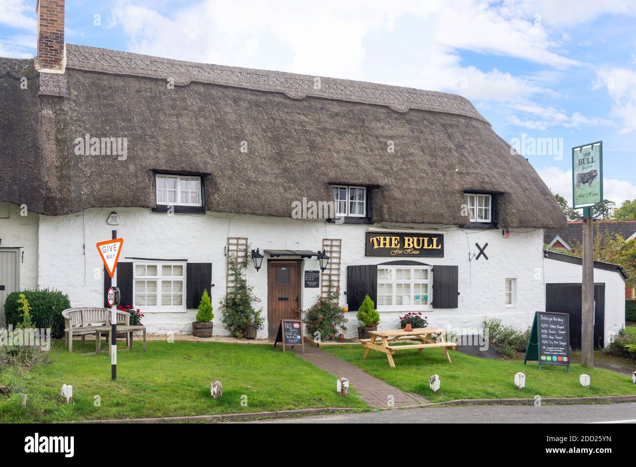 The Bull Pub, The Green, Great Milton, Oxfordshire, England, Großbritannien Stockfoto