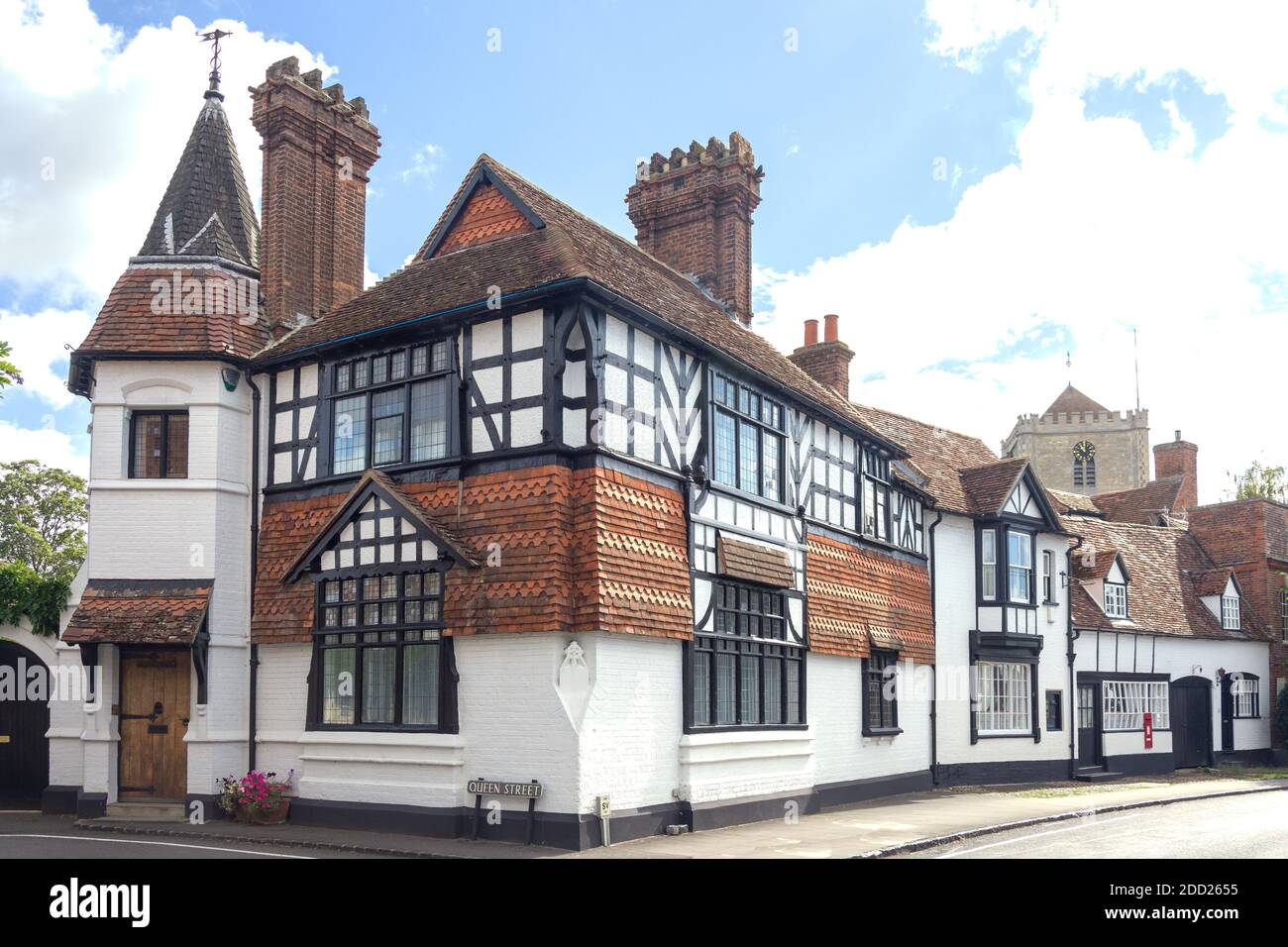 The Old Post Office and Abbey Tower, High Street, Dorchester-on-Thames, Oxfordshire, England, Großbritannien Stockfoto