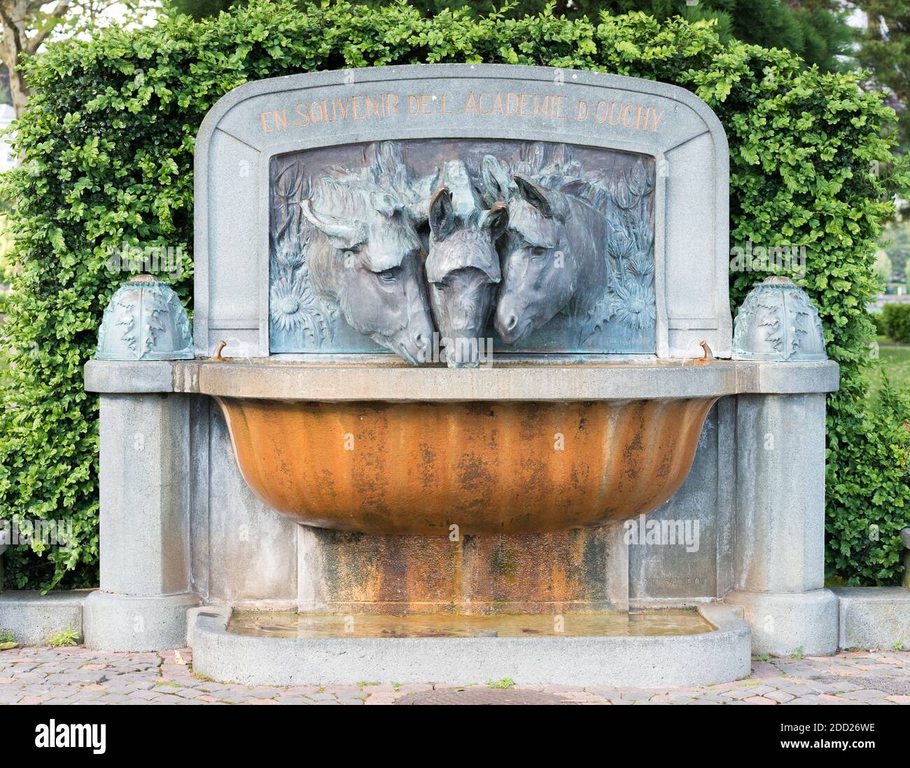 LAUSANNE, SCHWEIZ - 24. Juni 2013: Trinkbrunnen mit drei Eselsköpfen.Titel auf Französisch steht "in Erinnerung an die Akademie von Ouchy". Bildhauer: Édouard Marcel Sandoz, 1937 Stockfoto