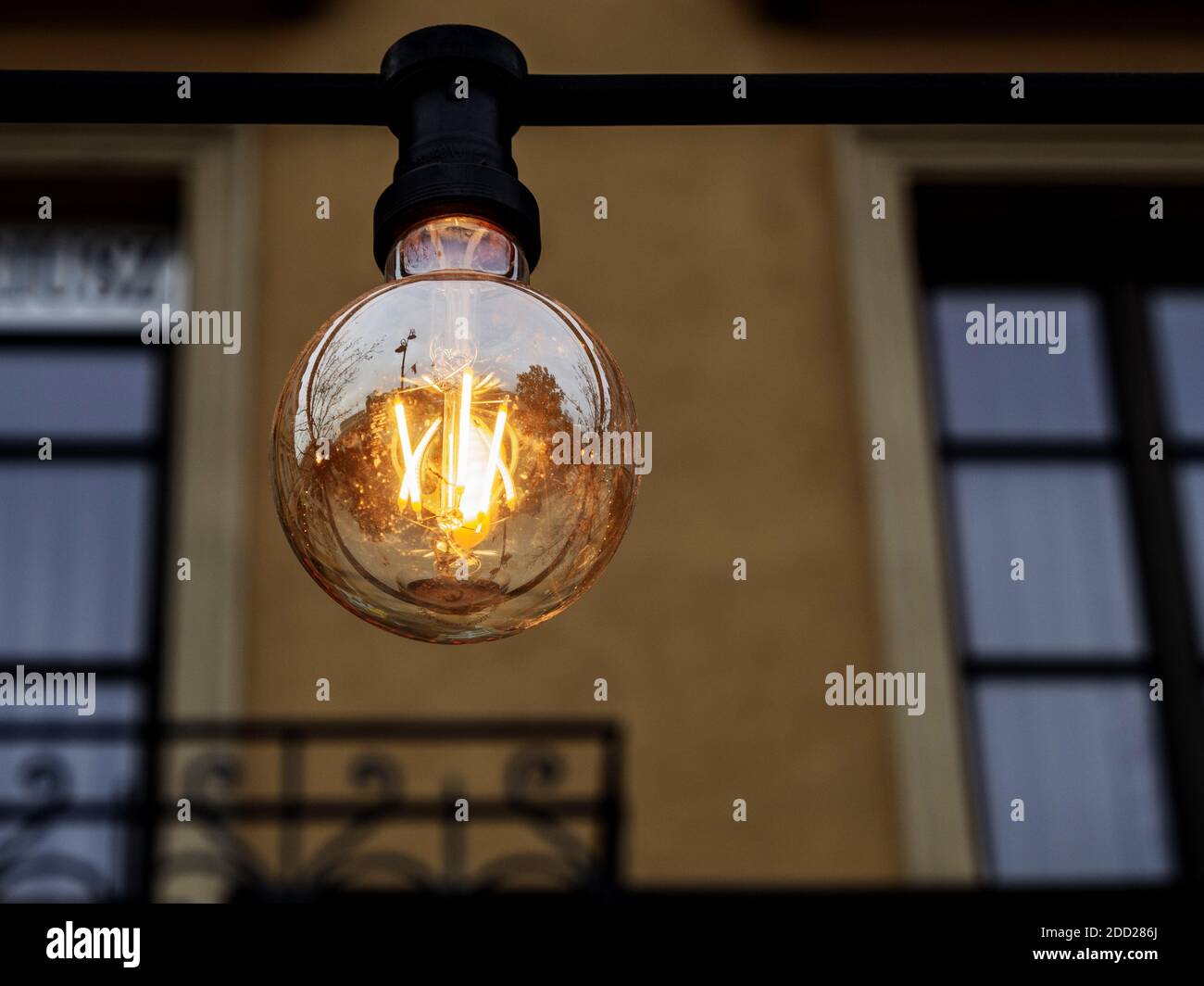 Eine Glühbirne. Eine Glühbirne, die an einem elektrischen Kabel hängt. Stockfoto
