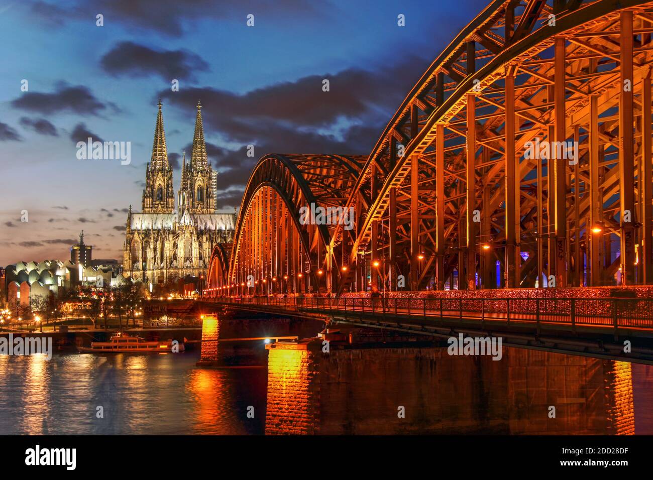 Sonnenuntergangsszene in Köln (Köln) in Nordrhein-Westfalen Region Deutschland, überraschend der Kölner Dom (Kolner Dom) und die Hohenzaller Brücke o Stockfoto