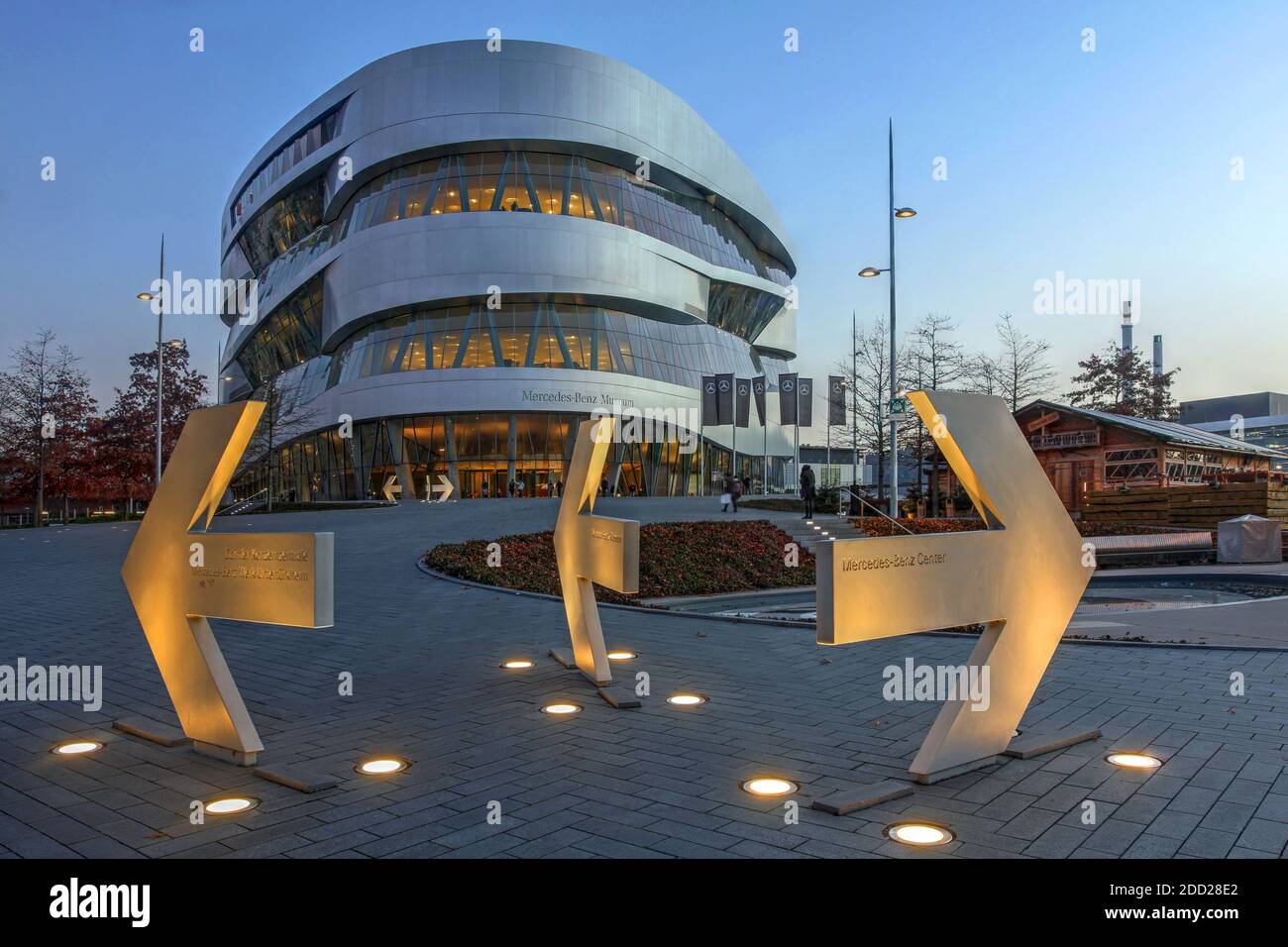 Stuttgart, 27. Dezember 2016 - Dämmerung mit dem Mercedes-Benz Museum bei Stuttgart, heute einer der beliebtesten Attractio Stockfoto