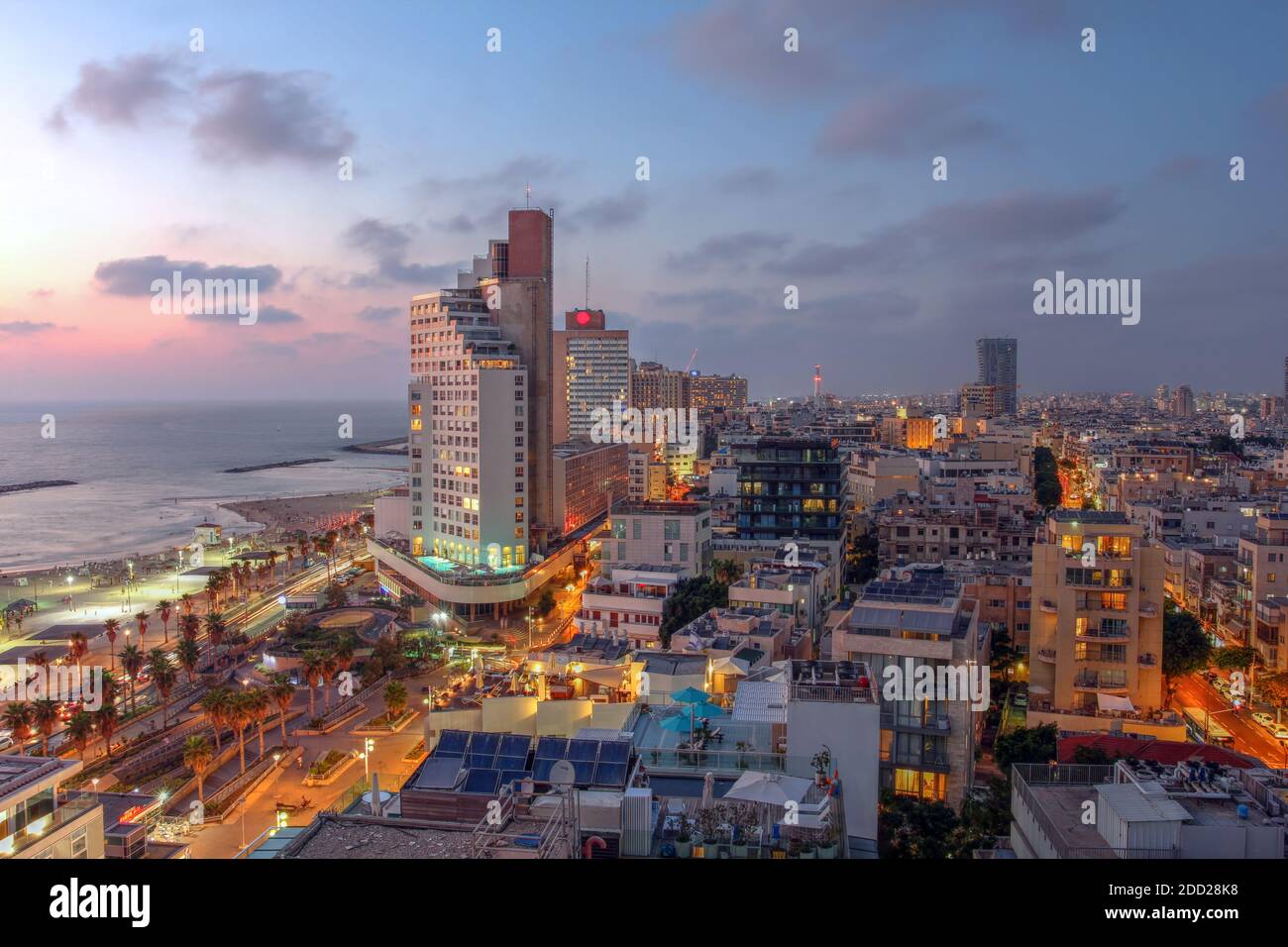 Luftaufnahme der Skyline von Tel Aviv Israel bei Sonnenuntergang mit der Strandpromenade, die vom Isrotel Tower nach Norden gerichtet ist. Stockfoto