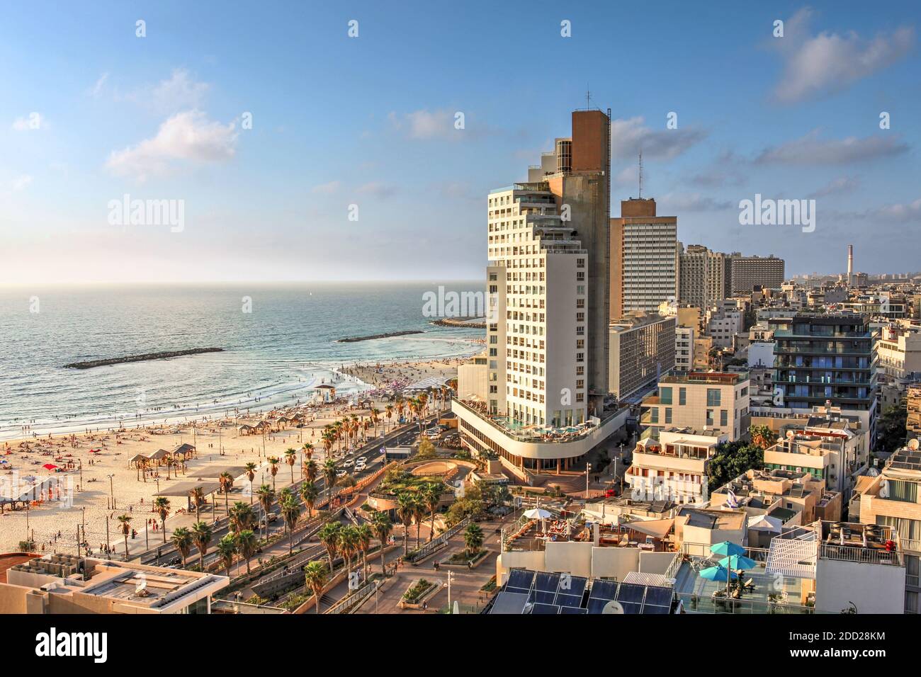 Luftaufnahme der Skyline von Tel Aviv Israel am Abend mit der Strandpromenade, die vom Isrotel Tower nach Norden gerichtet ist. Stockfoto