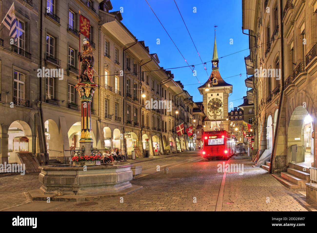 Nachtszene entlang der Kramgasse in der Berner Altstadt (Bern, Berna), Schweiz mit dem Zytglogge Uhrenturm. Stockfoto