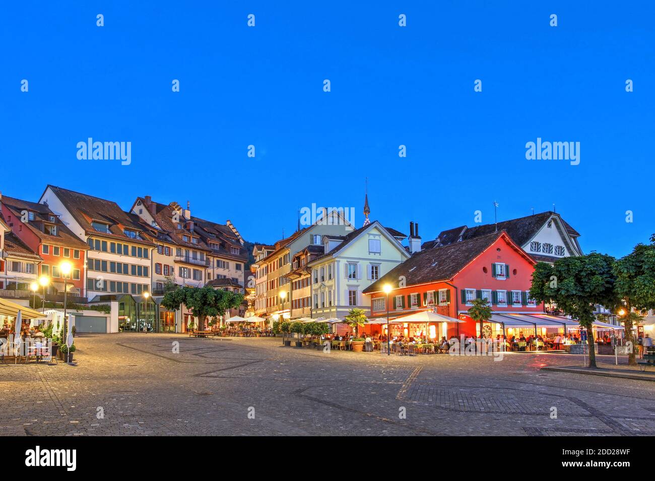 Nachtszene des Landsgemeindeplatzes, der sich zum See in Zug, Schweiz öffnet Stockfoto