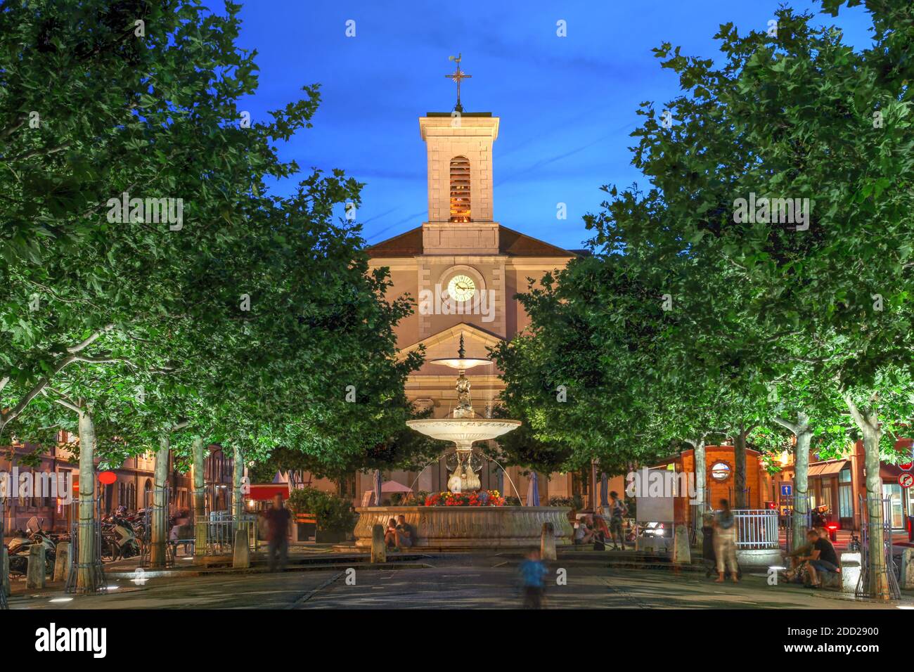 Nachtszene am Place de Marche, Carouge, Genf, Schweiz mit der Kirche Sainte-Croix mit Blick auf den Platz. Stockfoto